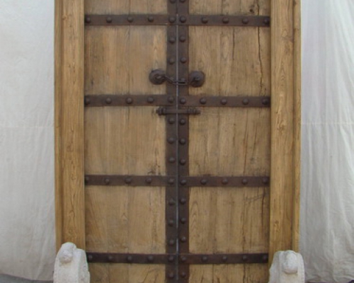 門帶框帶石礅|door