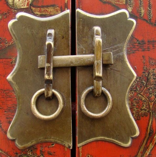 紅描金四門柜|red depicting a color small siamese chest