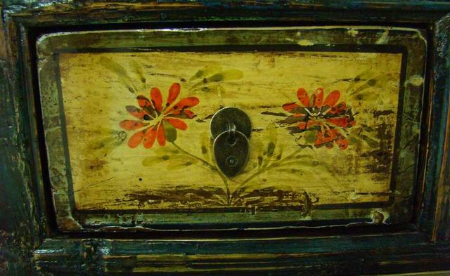 描彩三抽二門柜|painted cabinet