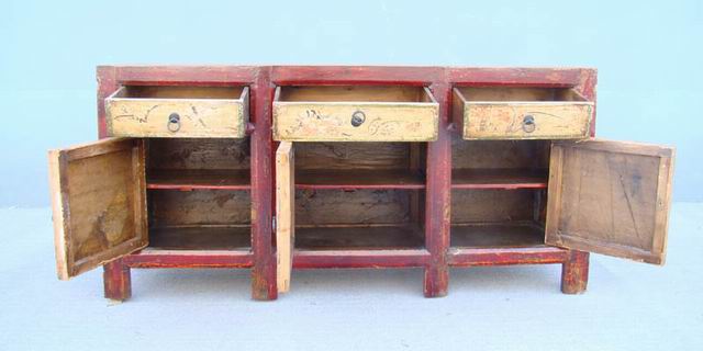 描彩三抽三門柜|Color-painted low cabinet