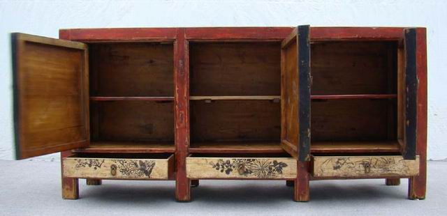 描彩三抽三門柜|Color-painted low cabinet