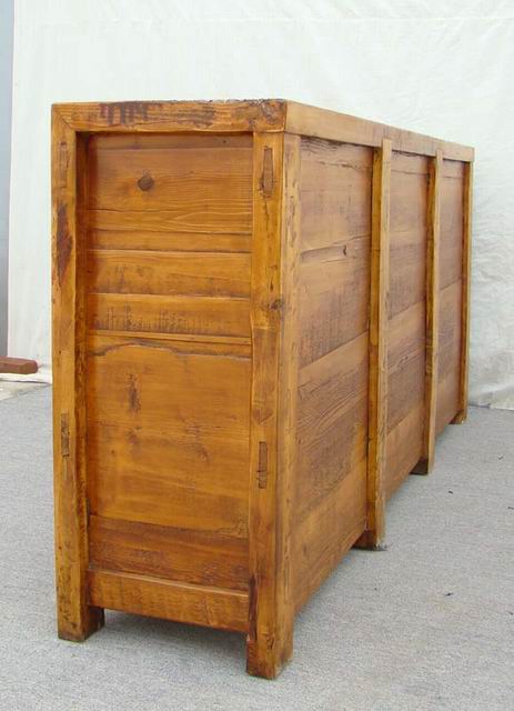 描彩三抽三門柜|Color-painted low cabinet