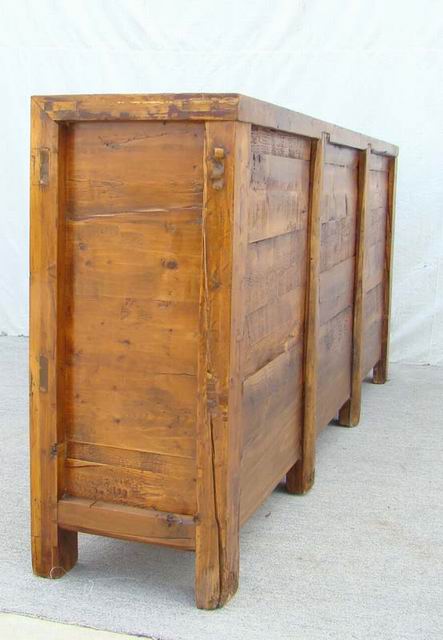 描彩三抽三門柜|Color-painted low cabinet